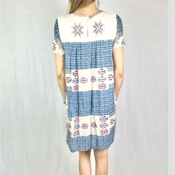 LITTLE WHITE LIES |🧵💗 Cornflower Blue Pink Boho Embroidered Stitch Shift Dress - Picture 4 of 16